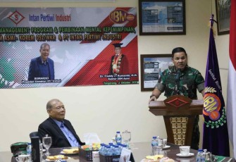 Danrem 052/Wkr Brigjen TNI Rano Tilaar saat memberikan arahan peserta training. Minggu (2/10)