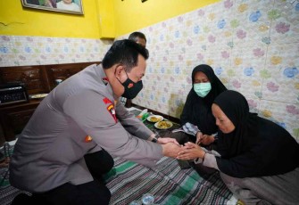 Kapolri Jenderal Listyo Sigit Prabowo saat takziah keluarga korban tragedi Kanjuruhan Malang, Minggu (2/10)