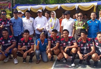 Foto bersama laga final turnamen bola voli piala Ketua DPRD Cilegon. Sabtu (1/10)