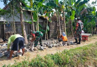 Perbaikan talud bersama warga 