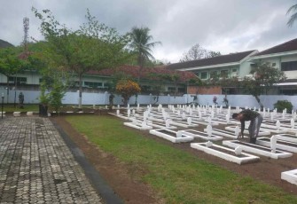 Bersihkan lingkungan taman makam pahlawan 