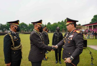 Kapolri Jenderal Listyo Sigit Prabowo saat memberikan ucapan selamat perwira SIP angkatan 51 di Sukabumi Jawa barat, Senin (3/10)