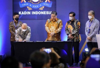 Menteri Teten Masduki saat menandatangani kerjasama dengan KADIN Indonesia di gedung Smesco Indonesia. Jakarta, Senin (3/10)