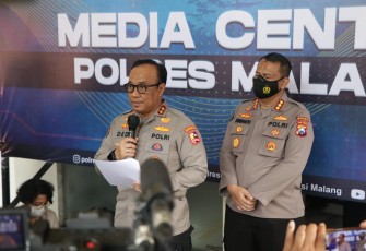 Kadiv Humas Polri Irjen Dedi Prasetyo saat memberikan keterangan pers di Malang, Selasa (4/10)