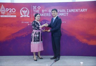 Puan Maharani bersama delegasi Tiongkok Zhu Chen di Komplek Parlemen Jakarta. Rabu (5/10)