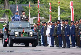 Pangdam XII/Tpr Mayjen TNI Sulaiman Agusto saat pengecekan pasukan uparaca HUT TNI ke-77 di PLBN Entikong. Rabu (5/10)