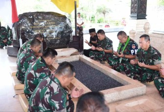 Kasad Jenderal TNI Dudung Abdurachman saat ziarah di makam Bung Karno Kabupaten Blitar. Kamis (6/10)