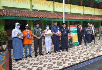Brigjen TNI Fahrid Amran SH saat foto bersama di SMAN 78 Jakarta 