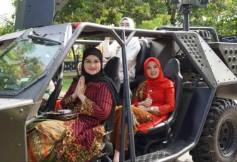 Kirab Merah Putih Pekalongan Persit KCK Koorcab Rem 071 PD IV/Diponegoro. Jum'at (7/10)