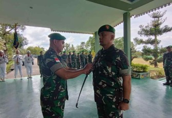 Danrem 121/Abw Brigjen TNI Pribadi Jatmiko menyematkan tanda kenaikan pangkat prajuritnya. Jum'at (7/10)
