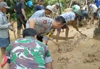 Bersihkan tanah longsor di wilayah binaan 
