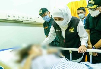 Gubernur Jatim Khofifah Indar Parawansa saat menjenguk korban insiden Kanjuruhan 