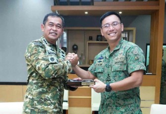 Pangkostrad Letjen TNI Maruli Simanjuntak menerima cenderamata 3rd Division Commander AD Singapura BG Goh Pei Ming di Jakarta 
