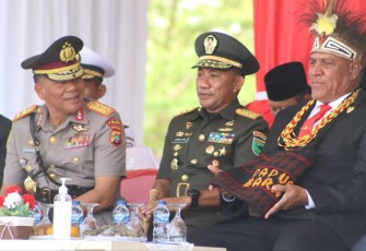 Pangdam Kasuari Mayjen TNI Gabriel Lema bersama Gubernur Papua Barat dan Kapolda Papua Barat dalam peringatan HUT Provinsi Papua Barat Ke-23. Sorong, Rabu (12/10) 
