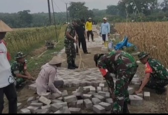 Kerja bakti bersama masyarakat di desa binaan