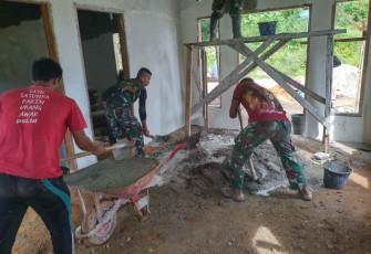 Gotong-royong bangun rumah warga 