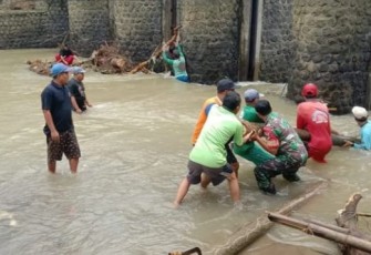 Pembersihan sungai di wilayah 