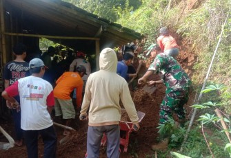 Bersihkan material longsor di rumah warga binaan