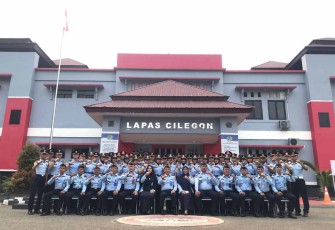 Foto bersama usai apel pagi jajaran Lapas Cilegon 