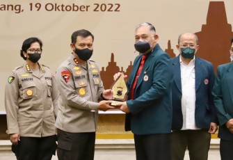 Kapolda Jateng Irjen Pol Ahmad Luthfi saat memberikan cenderamata 