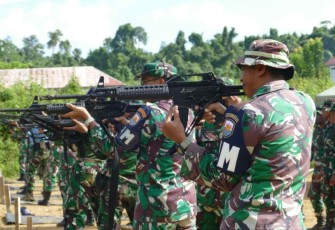 Latihan menembak Laras panjang prajurit Koarmada III Sorong