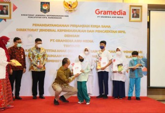 Dirjen Zudan saat memberikan Kartu Intensif Anak
