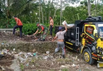 Kerja bakti bersihkan lingkungan