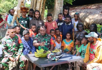 Dandim 1702/JWY Letkol Cpn Athenius Mirip bersama masyarakat desa Libarek