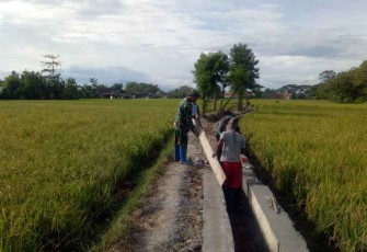 Perbaiki saluran air bersama warga binaan