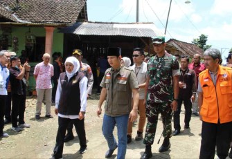 Dandim 0806/Trenggalek Letkol Kav Peddy Adi Prasetyo saat mendampingi Gubernur Jatim kunjungi lokasi longsor