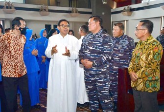 Kasal Laksamana TNI Yudo Margono berbincang dengan Romo Yosep Eko Budi Susilo usai peresmian gereja Santo Yosafat di Surabaya 