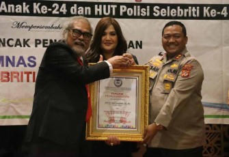 Kapolres Bogor AKBP Dr. Iman Imanuddin saat menerima penghargaan KPAI di Jakarta 