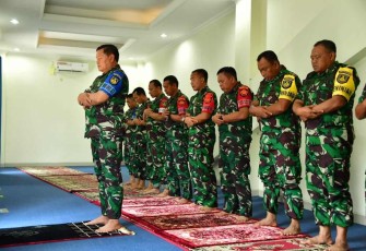 Kasal Laksamana TNI Yudo Margono saat imam salat Dzuhur 