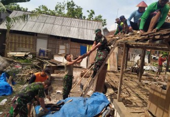 Gotong-royong rehab rumah warga binaan