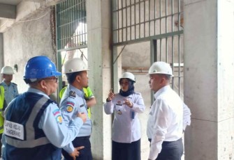 Kadiv Administrasi Yusfini saat supervisi pembangunan Lapas Kelas I Tangerang 