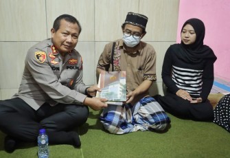 Kapolda Jatim Irjen Pol Toni Harmanto saat takziah di rumah korban insiden Kanjuruhan 