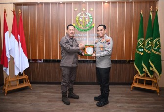 Kapolda Kalsel Brigjen Pol Andi Rian Djajadi saat silaturahmi bersama Kajati
