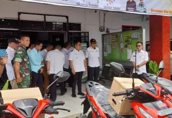 Serka Nasrullah saat pendistribusian unit sepedamotor 