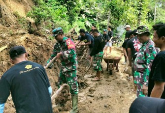 Gotong-royong singkirkan material longsor bersama warga