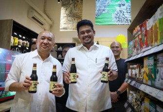 Menteri Teten Masduki bersama Walikota Medan Bobby Nasution saat peresmian Pos Bloc 