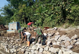 Bangun talud bersama warga binaan