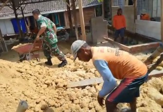 Gotong royong bersama masyarakat bantu bangun rumah warga binaan 