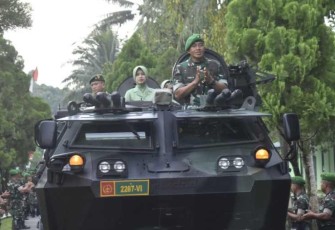 Pangdam VI Mulawarman Mayjen TNI Tri Budi Utomo diarak saat kunjungi Yonif 611/Awang Long 