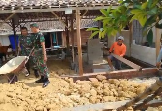 Gotong royong bangun rumah warga binaan 