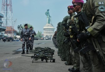 Kasal Laksamana TNI Yudo Margono saat inspeksi Satgasla TNI AL