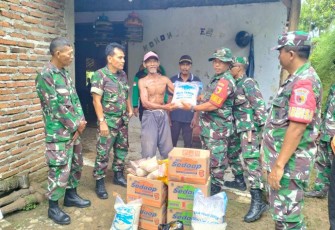 Bantu korban tanah longsor 
