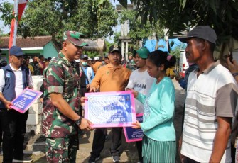 Dandim 0803/Madiun Letkol Inf Meina Helmi saat menyerahkan bantuan