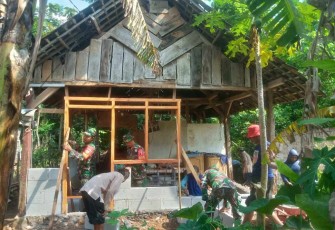 Kerja bakti perbaiki rumah warga binaan