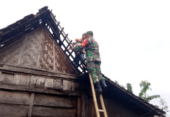 Serda Jojon saat bantu rehab rumah warga binaan 