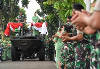 Pangdam Jaya Mayjen TNI Untung Budiharto bersama gubernur DKI Jakarta Anies Baswedan saat mengunjungi Yonkav 7/PS Cijantung Jakarta Timur 